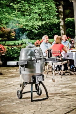 Broil King KEG 5000 Holzkohlegrill -Camping Geschäft 11892 broil king keg 5000 lifestyle 911470