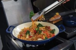 Broil King Wok Aus Gusseisen Porzellanemailliert, Ø 35,6 Cm 6 Broil King Wok Aus Gusseisen Porzellanemailliert, Ø 35,6 Cm -Camping Geschäft 11905 Broil King Wok Porzellan 69710 lif 2 1607697333