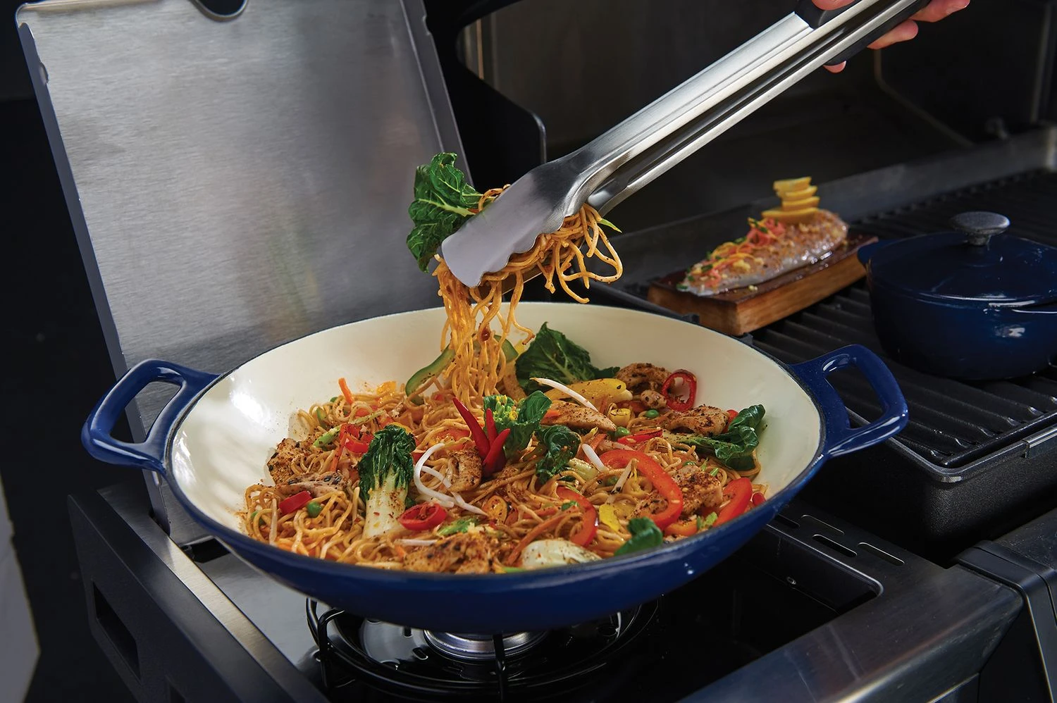 Broil King Wok Aus Gusseisen Porzellanemailliert, Ø 35,6 Cm 4 Broil King Wok Aus Gusseisen Porzellanemailliert, Ø 35,6 Cm – Bild 2