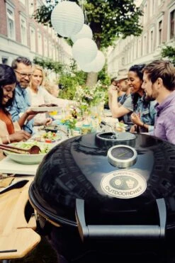 Outdoorchef Holzkohle Kugelgrill Kensington 570 C Schwarz -Camping Geschäft 18 400 03 KENSINGTON 570 C 2016 Gruppenbild 01