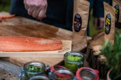 Axtschlag Flammlachsbrett Premium Line Kirsche - Extra Lang - Schraubhalterung - Mit Patentierter Halterung Für Feuerstelle, Grillrost Und Gasgrill -Camping Geschäft Axtscglag Flammlachs selber machen 1