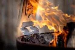 Axtschlag Flammlachsbrett Premium Line Kirsche - Klemmhalterung - Mit Patentierter Halterung Für Feuerstelle, Grillrost Und Gasgrill -Camping Geschäft Axtschlag Birke Flammlachsbrett Edelstahl Halterung 2