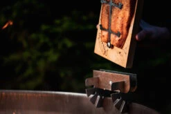 Axtschlag Flammlachsbrett Essential Line Birke - Schraubhalterung - Mit Halterung Für Feuerschalen Und Feuertonnen -Camping Geschäft Axtschlag Essential Flammlachsbrett Birke Halterung