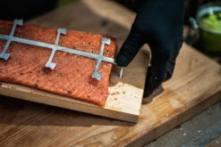 Axtschlag Flammlachsbrett Essential Line Birke - Schraubhalterung - Mit Halterung Für Feuerschalen Und Feuertonnen -Camping Geschäft Axtschlag Essential Flammlachsbrett Birke Schrauben