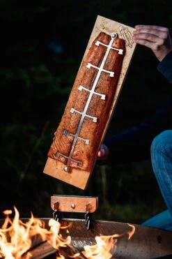 Axtschlag Flammlachsbrett Essential Line Birke - Schraubhalterung - Mit Halterung Für Feuerschalen Und Feuertonnen -Camping Geschäft Axtschlag Essential Flammlachsbrett Birke Wenden