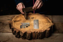 Axtschlag Flammlachsbrett Essential Line Birke - Schraubhalterung - Mit Halterung Für Feuerschalen Und Feuertonnen -Camping Geschäft Axtschlag Essential Flammlachsbrett Halterung Aufbau 1