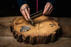 Axtschlag Flammlachsbrett Essential Line Birke - Schraubhalterung - Mit Halterung Für Feuerschalen Und Feuertonnen -Camping Geschäft Axtschlag Essential Flammlachsbrett Halterung Aufbau 2