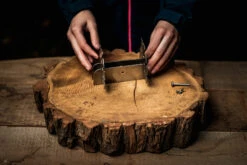 Axtschlag Flammlachsbrett Essential Line Birke - Schraubhalterung - Mit Halterung Für Feuerschalen Und Feuertonnen -Camping Geschäft Axtschlag Essential Flammlachsbrett Halterung Aufbau 3