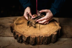 Axtschlag Flammlachsbrett Essential Line Birke - Schraubhalterung - Mit Halterung Für Feuerschalen Und Feuertonnen -Camping Geschäft Axtschlag Essential Flammlachsbrett Halterung Aufbau 4