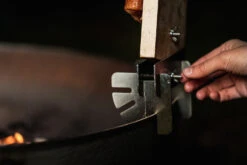 Axtschlag Flammlachsbrett Essential Line Birke - Schraubhalterung - Mit Halterung Für Feuerschalen Und Feuertonnen -Camping Geschäft Axtschlag Essential Flammlachsbrett Halterung montieren