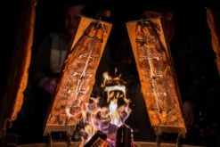 Axtschlag Flammlachsbrett Premium Line Kirsche - Extra Lang - Schraubhalterung - Mit Patentierter Halterung Für Feuerstelle, Grillrost Und Gasgrill -Camping Geschäft Axtschlag Flammlachsbrett Feuerstelle Flammen 1