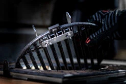 Axtschlag Flammlachsbrett Premium Line Birke - Klemmhalterung - Mit Patentierter Halterung Für Feuerstelle, Grillrost Und Gasgrill -Camping Geschäft Axtschlag Flammlachsbrett Premium Edelstahl Halterung