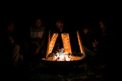 Axtschlag Flammlachsbrett Premium Line Birke - Klemmhalterung - Mit Patentierter Halterung Für Feuerstelle, Grillrost Und Gasgrill -Camping Geschäft Axtschlag Flammlachsbretter Anwendung