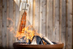 Axtschlag Flammlachsbrett Premium Line Birke - Klemmhalterung - Mit Patentierter Halterung Für Feuerstelle, Grillrost Und Gasgrill -Camping Geschäft Axtschlag Premium Flammlachsbrett Feuerschale