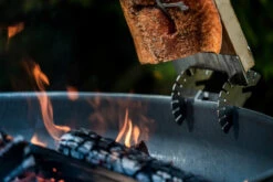 Axtschlag Flammlachsbrett Premium Line Birke - Klemmhalterung - Mit Patentierter Halterung Für Feuerstelle, Grillrost Und Gasgrill -Camping Geschäft Axtschlag Premium Line Birke Flammlachsbrett Halterung verstellbar