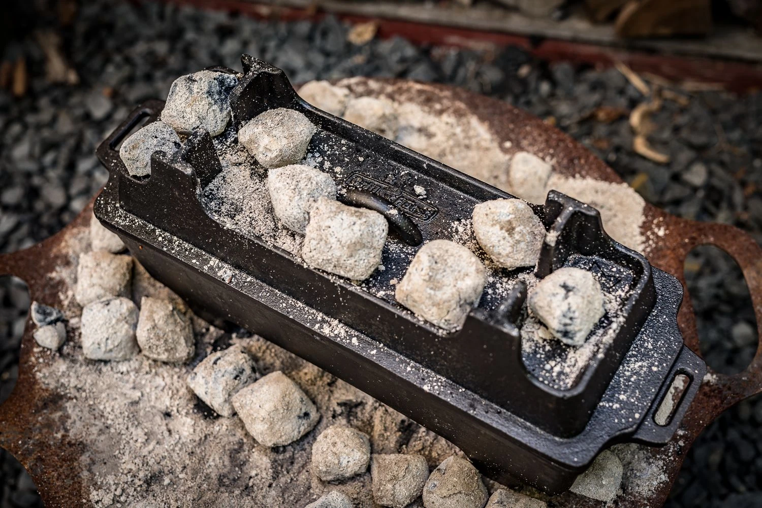 Grillfürst Dutch Oven Set BBQ Kastenform BK4 Aus Gusseisen - X-DEAL Inkl. Tragetasche / Aufbewahrungstasche, Gusseisen Pflege Und Deckelheber 8 Grillfürst Dutch Oven Set BBQ Kastenform BK4 Aus Gusseisen - X-DEAL Inkl. Tragetasche / Aufbewahrungstasche, Gusseisen Pflege Und Deckelheber – Bild 6