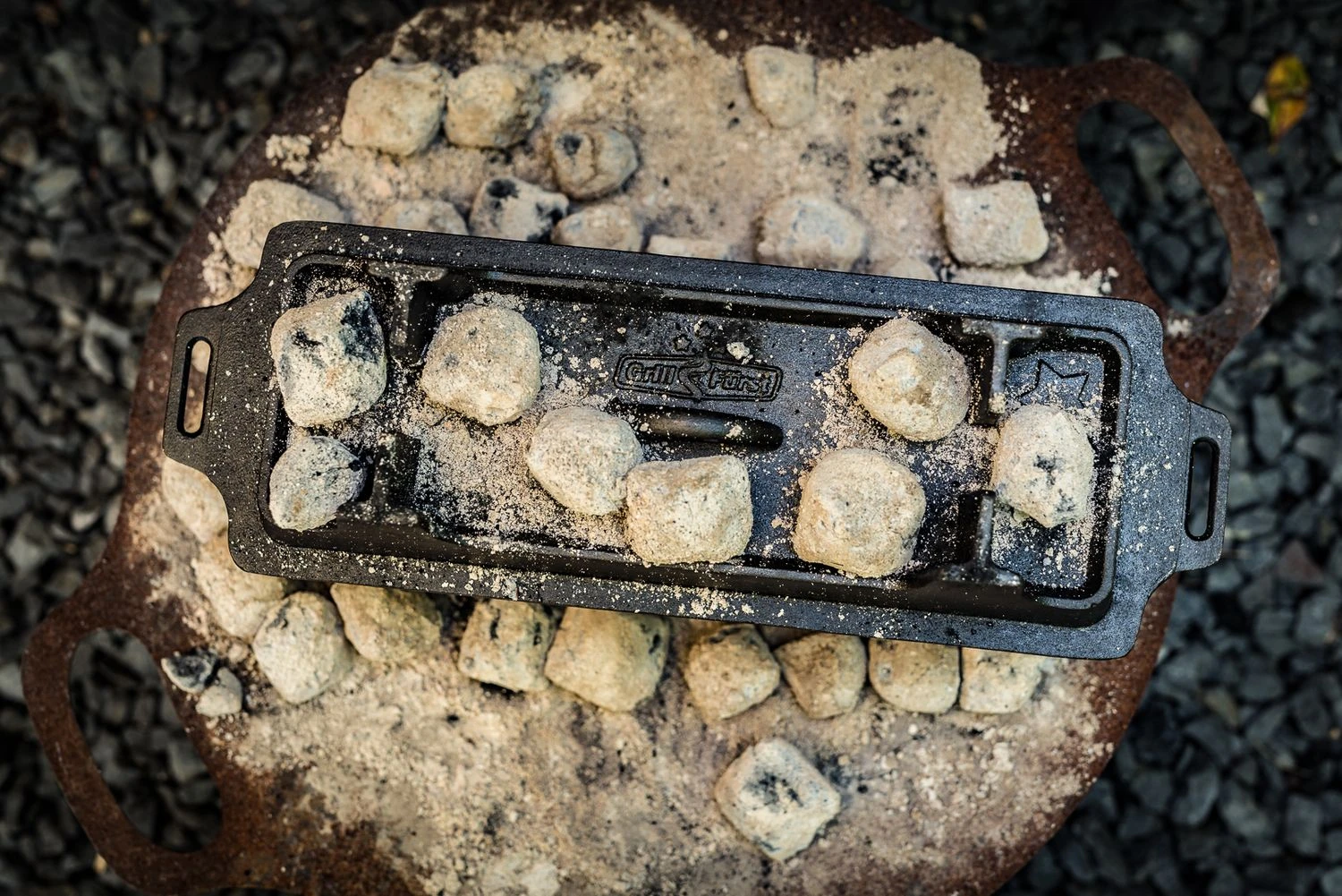 Grillfürst Dutch Oven Set BBQ Kastenform BK4 Aus Gusseisen - X-DEAL Inkl. Tragetasche / Aufbewahrungstasche, Gusseisen Pflege Und Deckelheber 7 Grillfürst Dutch Oven Set BBQ Kastenform BK4 Aus Gusseisen - X-DEAL Inkl. Tragetasche / Aufbewahrungstasche, Gusseisen Pflege Und Deckelheber – Bild 5