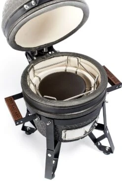 The Bastard Keramikgrill Urban Small - Schwarz Matt - Modell 2023 -Camping Geschäft Bastard Keramikgrill Urban Small Hitzeschild BU206