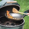 Big Green Egg Carbonstahl Wok Ø 40 Cm Mit Bambusspatel XLarge / Large 1 Big Green Egg Carbonstahl Wok Ø 40 Cm Mit Bambusspatel XLarge / Large -Camping Geschäft Big Green Egg Carbonstahl Wok im Grill conveggtor Korb