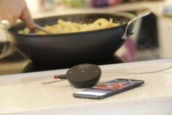 Big Green Egg CookPerfect Comfort Bluetooth Grillthermometer - Black Edition 13 Big Green Egg CookPerfect Comfort Bluetooth Grillthermometer - Black Edition -Camping Geschäft Big Green Egg Cook Perfect Black Edition beim Kochen