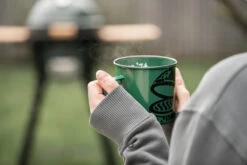 Big Green Egg Emaillebecher -Camping Geschäft Big Green Egg Emaille Becher Lifestyle 02