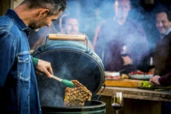 Big Green Egg Large Keramikgrill Starter - Paket -Camping Geschäft Big Green Egg Keramikgrill Premium Deckelgriff Logo