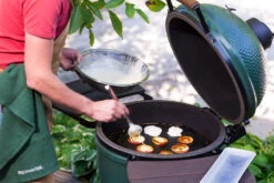 Big Green Egg Grillplatte Gusseisen 2XL / XLarge / Large -Camping Geschäft Big Green Egg Zubereitung Apfel 117656