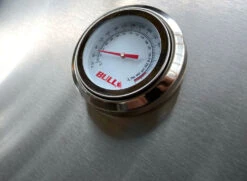 BULL Diablo - Gasgrill Mit Infrarot Backburner Und Rotisserie 13 BULL Diablo - Gasgrill Mit Infrarot Backburner Und Rotisserie -Camping Geschäft Bull Diablo Grillstation Thermometer Detail 62648CEBU Stand