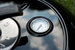 CADAC Camping Gasgrill Carri Chef 50 / BBQ Plancha + Dome - 30 Mbar -Camping Geschäft CADAC Carri Chef Deckel Thermometer 1