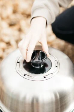 Cobb Grill Premier AIR Deluxe Holzkohlegrill - Modell 2023 -Camping Geschäft Cobb Grill Premier AIR Deluxe Deckel Ventil