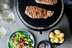 Cobb Grill Premier+ Gas Deluxe Gasgrill 50mbar - Modell 2023 -Camping Geschäft Cobb Premier Plus Deluxe Gasgrill Lifestyle