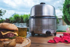 Cobb Grill Premier+ Gas Deluxe Gasgrill 50mbar - Modell 2023 -Camping Geschäft Cobb Premier Plus Deluxe Tischgrill Lifestyle