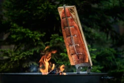 Axtschlag Flammlachsbrett Premium Line Birke - Klemmhalterung - Mit Patentierter Halterung Für Feuerstelle, Grillrost Und Gasgrill -Camping Geschäft Flammlachs Axtschlag Flammlachsbrett