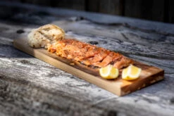 Axtschlag Flammlachsbrett Premium Line Birke - Klemmhalterung - Mit Patentierter Halterung Für Feuerstelle, Grillrost Und Gasgrill -Camping Geschäft Flammlachs Brett Servieren