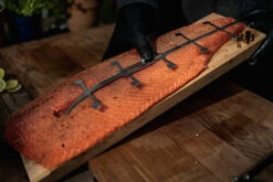 Axtschlag Flammlachsbrett Premium Line Birke - Klemmhalterung - Mit Patentierter Halterung Für Feuerstelle, Grillrost Und Gasgrill -Camping Geschäft Flammlachs Premium Flammlachsbrett Birke