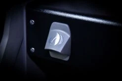 Napoleon Rogue SE 525 Gasgrill - All-black - Mit Sizzle Zone Und Heckbrenner - Grillfürst Edition Inkl. Abdeckhaube Im Karton + Gussplatte - Modell 2022 -Camping Geschäft Flaschenoeffner all black 2