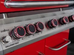 Grillfürst G510G 5-Brenner Gasgrill Mit Hochtemperaturbrenner Und Gusseisen Rosten - Feuerwehr Edition 26 Grillfürst G510G 5-Brenner Gasgrill Mit Hochtemperaturbrenner Und Gusseisen Rosten - Feuerwehr Edition -Camping Geschäft G510G FW Feuerwehrgrill Foto freigestellt 06