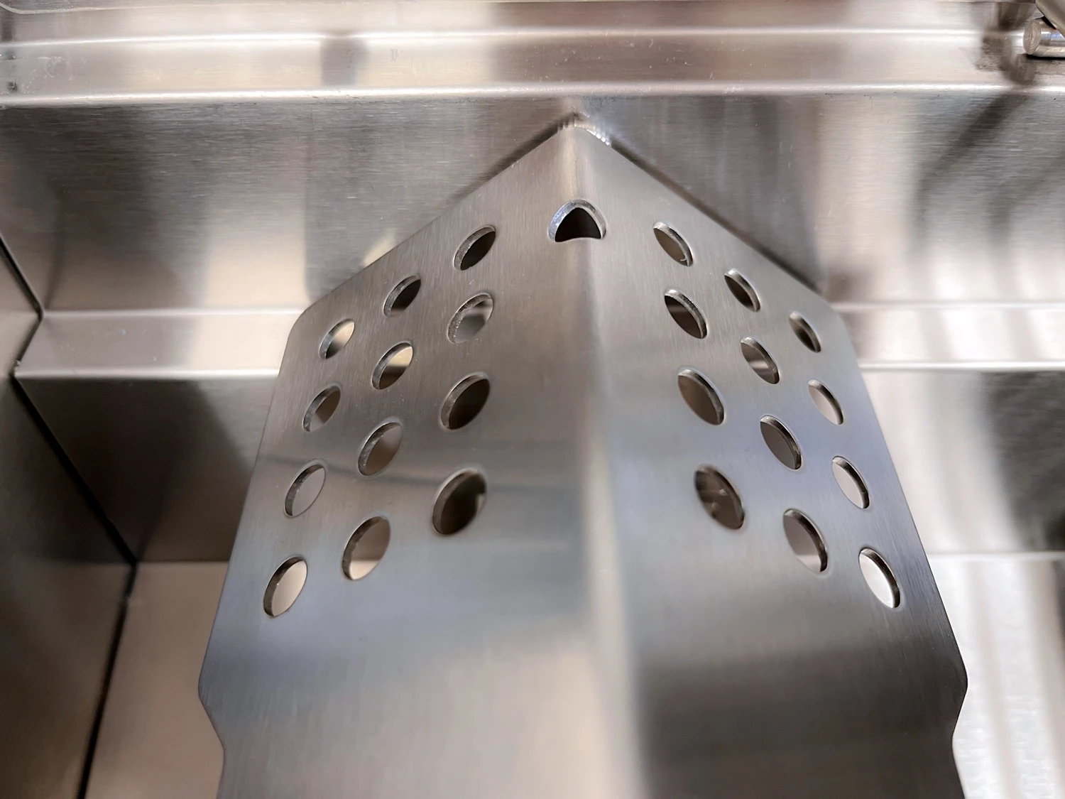 Grillfürst G201E 2-Brenner Gasgrill Portabel V2 - Campinggrill / Balkongrill 50mbar 9 Grillfürst G201E 2-Brenner Gasgrill Portabel V2 - Campinggrill / Balkongrill 50mbar – Bild 7