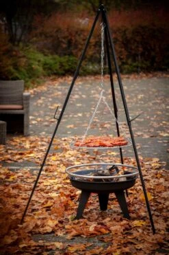 Grillfürst Schwenkgrill Set Aus Dreibein Und Grillrost / Höhenverstellbar, Inkl. Kette Und Haken -Camping Geschäft Grillfuerst Dreibein Grillrost Feuerstelle 1