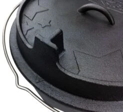 Grillfürst Dutch Oven Set BBQ Edition DO20 - X-DEAL Inkl. Tragetasche / Aufbewahrungstasche, Gusseisen Pflege, Ringreiniger, Deckelheber Und Bambus-Kochlöffel -Camping Geschäft Grillfuerst Dutch Oven T Fuss
