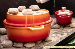 Grillfürst Emaillierter Dutch Oven Ohne Füsse DO7,5 - Rot -Camping Geschäft Grillfuerst Dutch Oven emailliert Beispiel DO7 5 orange Briketts 2