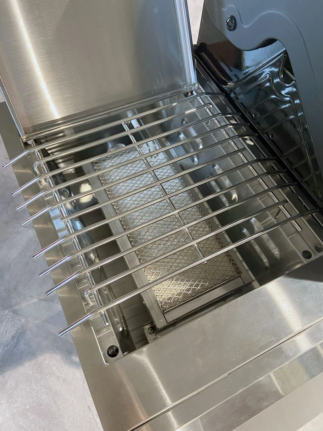 Grillfürst G521G 5-Brenner Edelstahl-Gasgrill Mit Hochtemperaturbrenner, Heckbrenner Und Gusseisen Rosten - X-DEAL Inkl. Zubehörpaket 8 Grillfürst G521G 5-Brenner Edelstahl-Gasgrill Mit Hochtemperaturbrenner, Heckbrenner Und Gusseisen Rosten - X-DEAL Inkl. Zubehörpaket – Bild 6