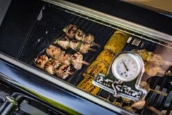 Grillfürst S330G 3-Brenner Gasgrill Mit Seitenkocher Und Gusseisen Rosten Inkl. Abdeckhaube -Camping Geschäft Grillfuerst Gasgrill Sichtfenster Deckel 4