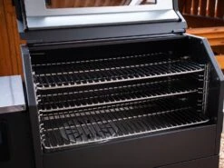 Grillfürst Pelletgrill / Pelletsmoker S280 -Camping Geschäft Grillfuerst Pelletgrill Garraum geoeffnet