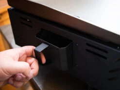 Grillfürst Plancha Grill - 2 Brenner Mit Insgesamt 7 KW Und Edelstahl Plancha - Inkl. 2 Stk. Plancha Spatel Und Grillzange -Camping Geschäft Grillfuerst Plancha Grill Fettauffangbehaelter 1