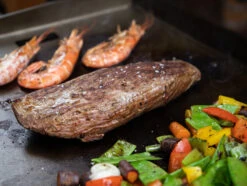 Grillfürst Plancha Grill - 2 Brenner Mit Insgesamt 7 KW Und Edelstahl Plancha -Camping Geschäft Grillfuerst Plancha Grill Fleisch Gemuese Meeresfruechte