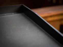 Grillfürst Plancha Grill - 2 Brenner Mit Insgesamt 7 KW Und Edelstahl Plancha - Inkl. 2 Stk. Plancha Spatel Und Grillzange -Camping Geschäft Grillfuerst Plancha Grill Materialstaerke 5 mm 1