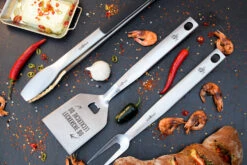 Grillfürst Premium Grillbesteck Set Mit Grillzange, -Wender Und -Gabel - 1. FC Köln Edition -Camping Geschäft Grillfuerst Premium Grillbesteck Set Koeln Edition