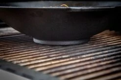 Grillfürst Gusseisen Wok Mit 2 Griffen Ø 30 Cm -Camping Geschäft Grillfuerst Wok flacher Boden