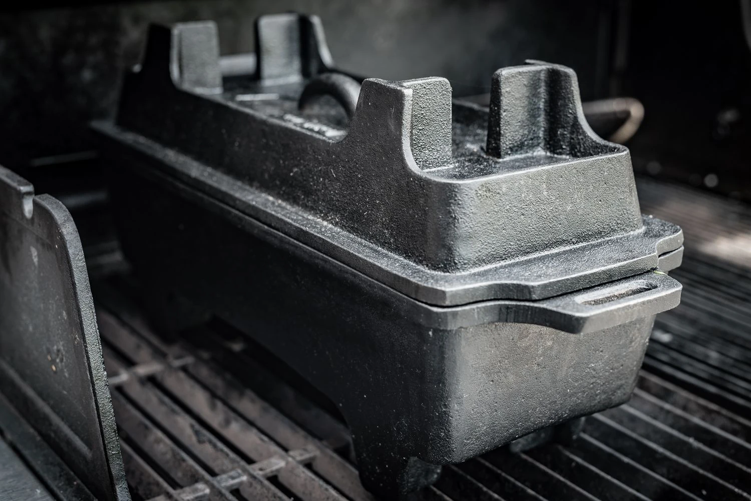 Grillfürst Dutch Oven Set BBQ Kastenform BK4 Aus Gusseisen - X-DEAL Inkl. Tragetasche / Aufbewahrungstasche, Gusseisen Pflege Und Deckelheber 6 Grillfürst Dutch Oven Set BBQ Kastenform BK4 Aus Gusseisen - X-DEAL Inkl. Tragetasche / Aufbewahrungstasche, Gusseisen Pflege Und Deckelheber – Bild 4